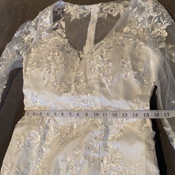 Women’s Long Sleeve Wedding Dress Lace Appliqué Zip Up Back with Train Size 12 - Picture 13 of 15